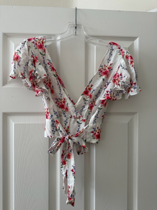 Forever 21 Tops - Forever 21 White Floral Crop Top